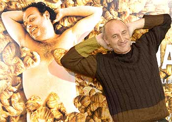 Paco Mir posa junto a un cartel de su película  Lo mejor que le puede pasar a un cruasán .