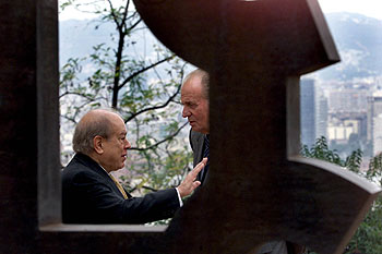 Jordi Pujol y el Rey conversaron ayer durante unos quince minutos en un aparte de los otros invitados ante la escultura  Puerta de la   libertad,  de Chillida.