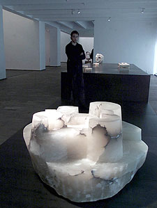  Homenaje a Pili  (2000), obra de alabastro que Chillida dedicó a su mujer.