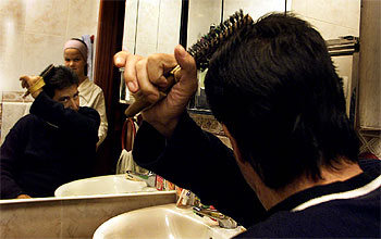 Pociños intenta peinarse con la mano derecha, la única parte de su cuerpo que responde a las órdenes del cerebro.