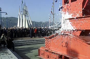 La botella de cava estalla contra la grúa  Carola  en la botadura simbólica del Museo Marítimo Ría de Bilbao.