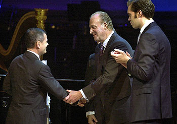 El Rey, junto a Antonio Asensio (hijo del fundador de  El   Periódico),  entrega el premio a Ezio Mauro.