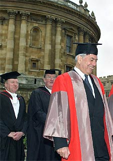 Mario Vargas Llosa, antes de ser investido ayer doctor  honoris causa  por la Universidad de Oxford.