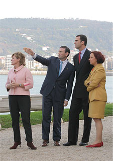 El Príncipe, ayer, a su llegada al palacio de Miramar, con el  lehendakari,  Juan José Ibarretxe, y las ministras Pilar del Castillo y Ana Palacio.