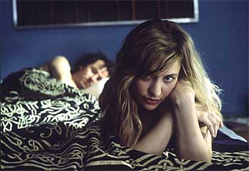 Natalia Verbeke y Guillermo Toledo, en la película  El otro lado de la cama , de Emilio Martínez Lázaro.