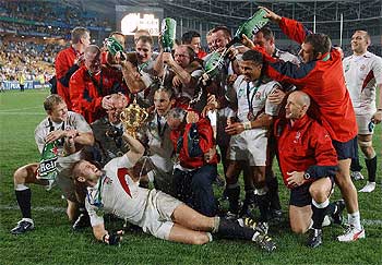 Los jugadores ingleses celebran su triunfo sobre los australianos.