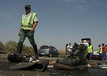 Accidente en la N-IV, a su paso por el término municipal de La Carlota (Córdoba), en el que murieron dos personas y otras dos resultaron heridas.rnrnAmelia Ruiz, con una imagen de su esposo. Margareta Jonsson exhibe una foto de su marido y su hijo.