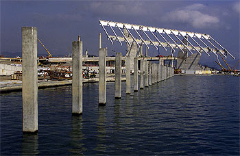 Aspecto de la zona de baños del Fòrum con la estructura que soportará las placas fotovoltaicas.