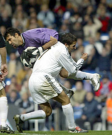 Roa atrapa la pelota y choca con Raúl.