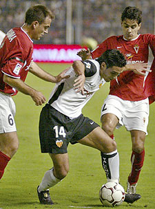 Vicente intenta escaparse de Juanma y Michel.