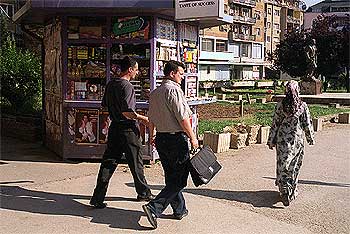 Kosovares caminan por una calle de Pristina, la capital de la ex provincia serbia.