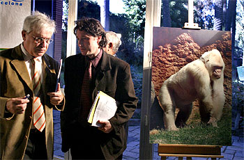 Joan Clos y Jordi Portabella, cariacontecidos, ayer al informar sobre la muerte de  Copito. 