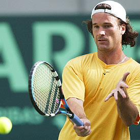 Carlos Moyà, ayer, durante el primer entrenamiento del conjunto español en la pista Rod Laver.