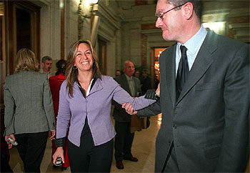 El alcalde, Alberto Ruiz-Gallardón, saluda a la portavoz municipal del PSOE, Trinidad Jiménez, antes del pleno celebrado ayer.