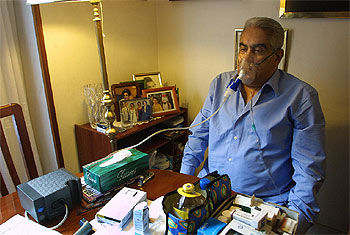 Un enfermo de EPOC en tratamiento en su domicilio.