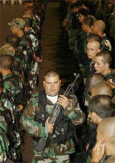 Un  comandante  paramilitar, ayer al entregar su arma en Medellín.