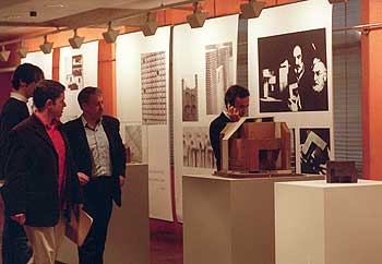 Los arquitectos vizcaínos rinden desde hoy un homenaje a Jorge Oteiza y exploran la relación que tuvo con la arquitectura, una de sus facetas menos conocidas. En su sede de Bilbao dedican una exposición y un ciclo de conferencias al artista vasco fallecido este año. Varias piezas de tiza, madera y acero, documentos, fotografías y bocetos de Oteiza se exponen en la muestra. Además, hay cuatro maquetas y 17 paneles de los siete proyectos arquitectónicos en los que intervino y un vídeo sobre su figura.