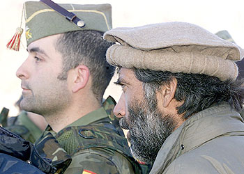 Un legionario español, junto a un civil afgano, a su llegada al aeropuerto de Kabul en enero de 2002.