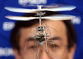 Helicóptero libélula busca batería ligera