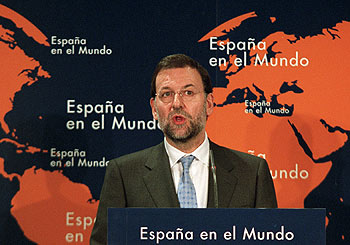 El secretario general del PP, Mariano Rajoy, durante su intervención ayer en la Casa de América, en Madrid.