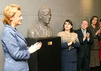 El Congreso perpetúa con un busto la memoria de Lluch
