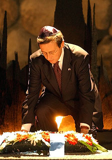 Fini, con  kipa , en Jerusalén.