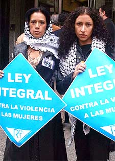 La cantante Cristina del Valle (izquierda), en la protesta en León. rnrn EFE