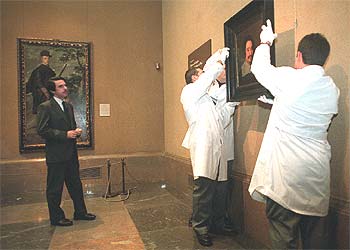 Miembros de la cuadrilla del Prado cuelgan  El barbero del Papa  ante José María Aznar.