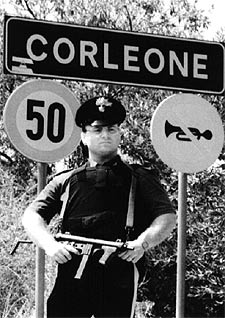 Un  carabiniere  vigila a la entrada de Corleone, en una imagen de archivo.