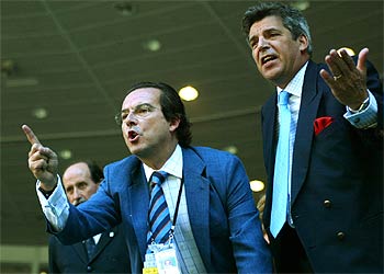 Gómez Angulo y el embajador español en Australia, a la derecha, protestan durante el  Himno de Riego. 