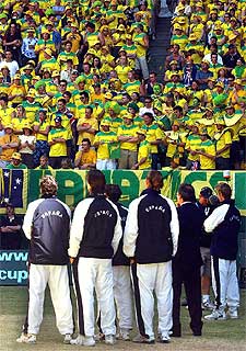 El equipo español espera en la pista que se rectifique el error de himnos.