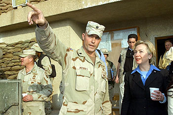 La senadora Clinton también visita Bagdad