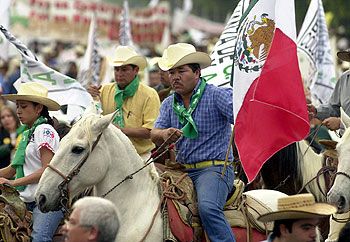 Manifestantes a caballo, el jueves, en la manifestación en Ciudad de México contra la política económica de Fox.