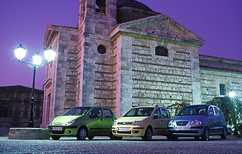Tres utilitarios económicos en Cerezo de Mohernando (Guadalajara).  De izquierda a derecha: línea estilizada en el Daewoo Matiz; frontal con presencia  en el Fiat Panda, y carrocería más alta en el Hyundai Atos.
