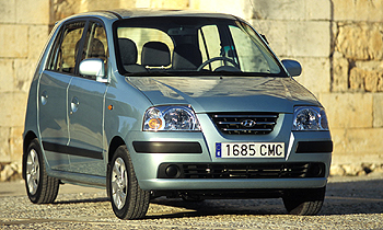 La altura de la carrocería descompensa la línea, aunque aumenta la sensación de amplitud. El interior es sencillo pero funcional.