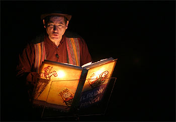 El director de la compañía Libélula Teatro de Títeres, Julio Michel, presenta la obra  El Paladín de Francia  en La Casa Encendida.