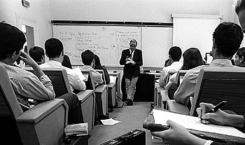 Imagen de una clase en una escuela de negocios.