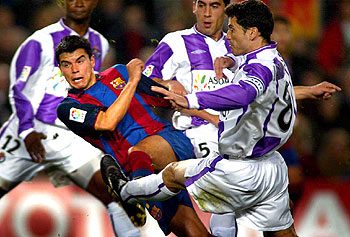 Saviola intenta rematar ante la oposición de Torres Gómez y Jonathan.