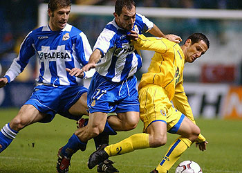 Romero y Munitis acosan a Belletti en una jugada del partido de ayer.
