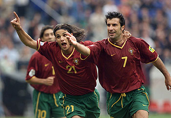 Figo celebra un gol con Portugal junto a Nuno Gomes.