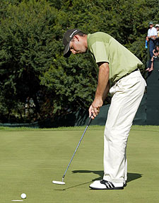 Sergio García atina con el  putter. 