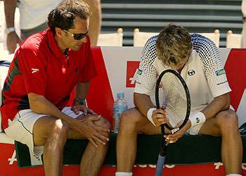 Jordi Arrese trata de dar ánimos a un Juan Carlos Ferrero abatido en la última manga.