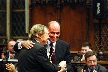 Jordi Solé Tura y Miquel Roca, ayer el el Saló de Cent del Ayuntamiento tras recibir la medalla de oro de Barcelona.