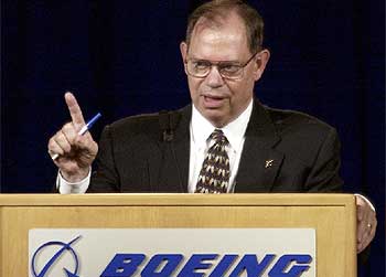 Phil Condit, en abril de 2002 durante la asamblea anual de Boeing.rnrn AP