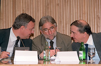 Jesús Caldera (PSOE), Josep Sánchez Llibre (CiU) e Iñaki Anasagasti (PNV), ayer en el Congreso.