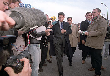 El ministro de Defensa, Federico Trillo-Figueroa, ayer al llegar al hospital militar que acogió los velatorios.