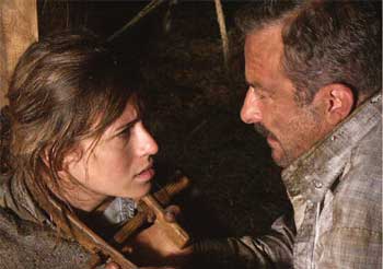 Marta Etura y Juan Diego, en una escena de  La vida que te espera.  