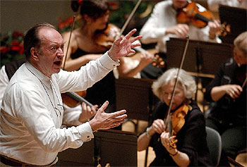 La música fúnebre de Mozart llena el Palau