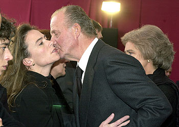 El Rey consuela a una familiar de uno de los siete agentes muertos en Irak durante el funeral celebrado en Madrid.