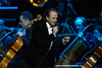 Serrat entusiasma a 15.700 personas en el Sant Jordi con su cara más sinfónica